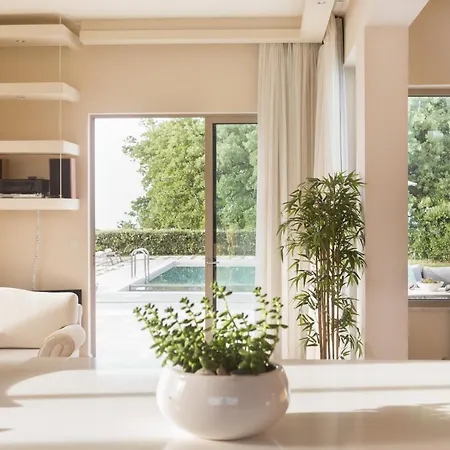 Villa Lux Mia With Heated Pool, 2km To & Childrens Area! *