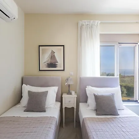 Villa Lux Mia With Heated Pool, 2km To & Childrens Area! *