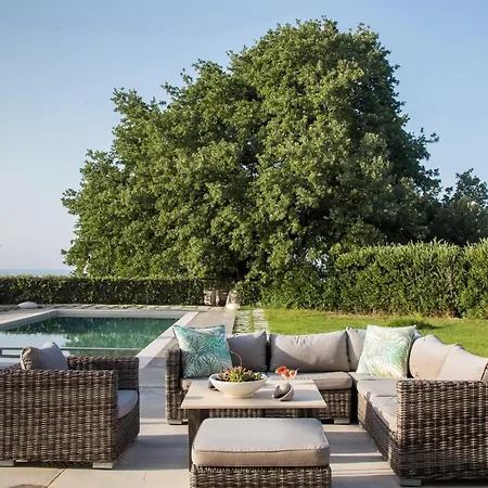 Villa Lux Mia With Heated Pool, 2km To & Childrens Area!
