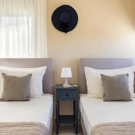 Lux Mia With Heated Pool, 2km To & Childrens Area!