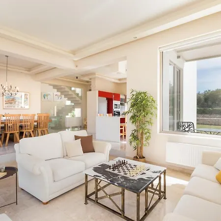 Lux Mia With Heated Pool, 2km To & Childrens Area!