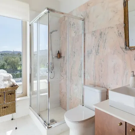 Lux Mia With Heated Pool, 2km To & Childrens Area!