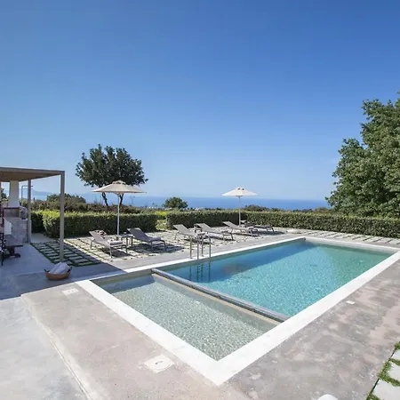 Villa Lux Mia With Heated Pool, 2km To & Childrens Area! *