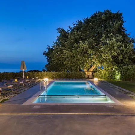 Lux Mia With Heated Pool, 2km To & Childrens Area! *