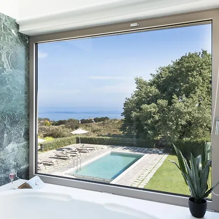 Villa Lux Mia With Heated Pool, 2km To & Childrens Area!